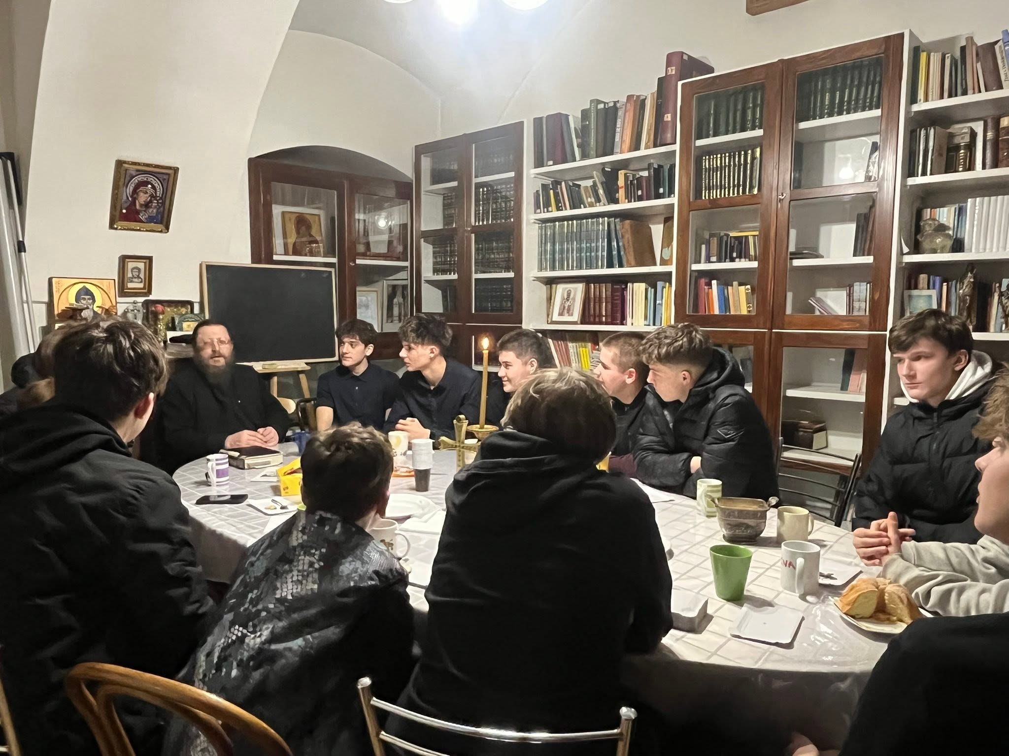 Beseda mládeže u knihovny při svíci