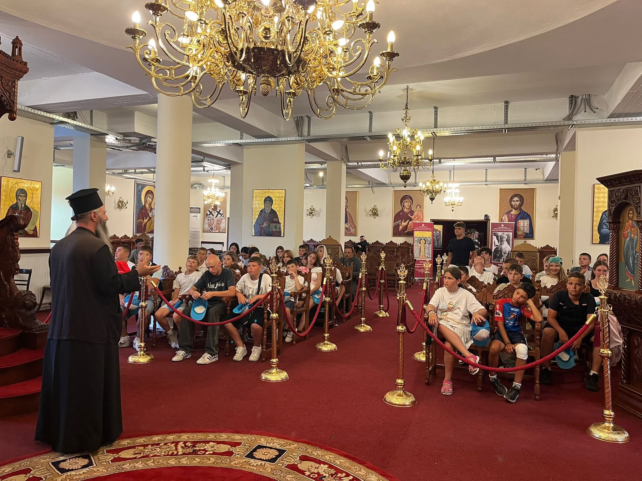 Beseda s duchovním v sále monastýru