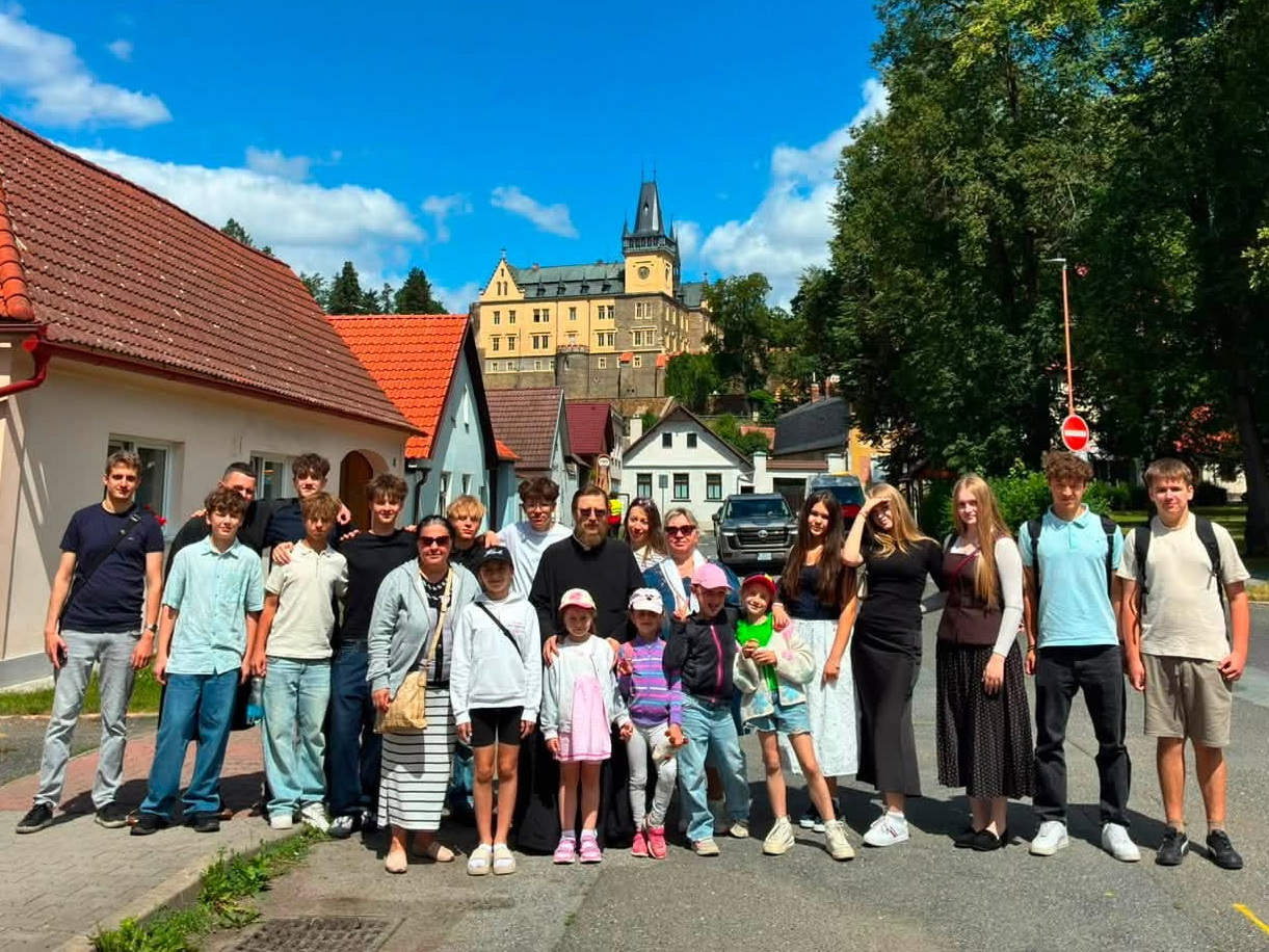 Skupina mládeže před zámkem ve Zruči nad Sázavou